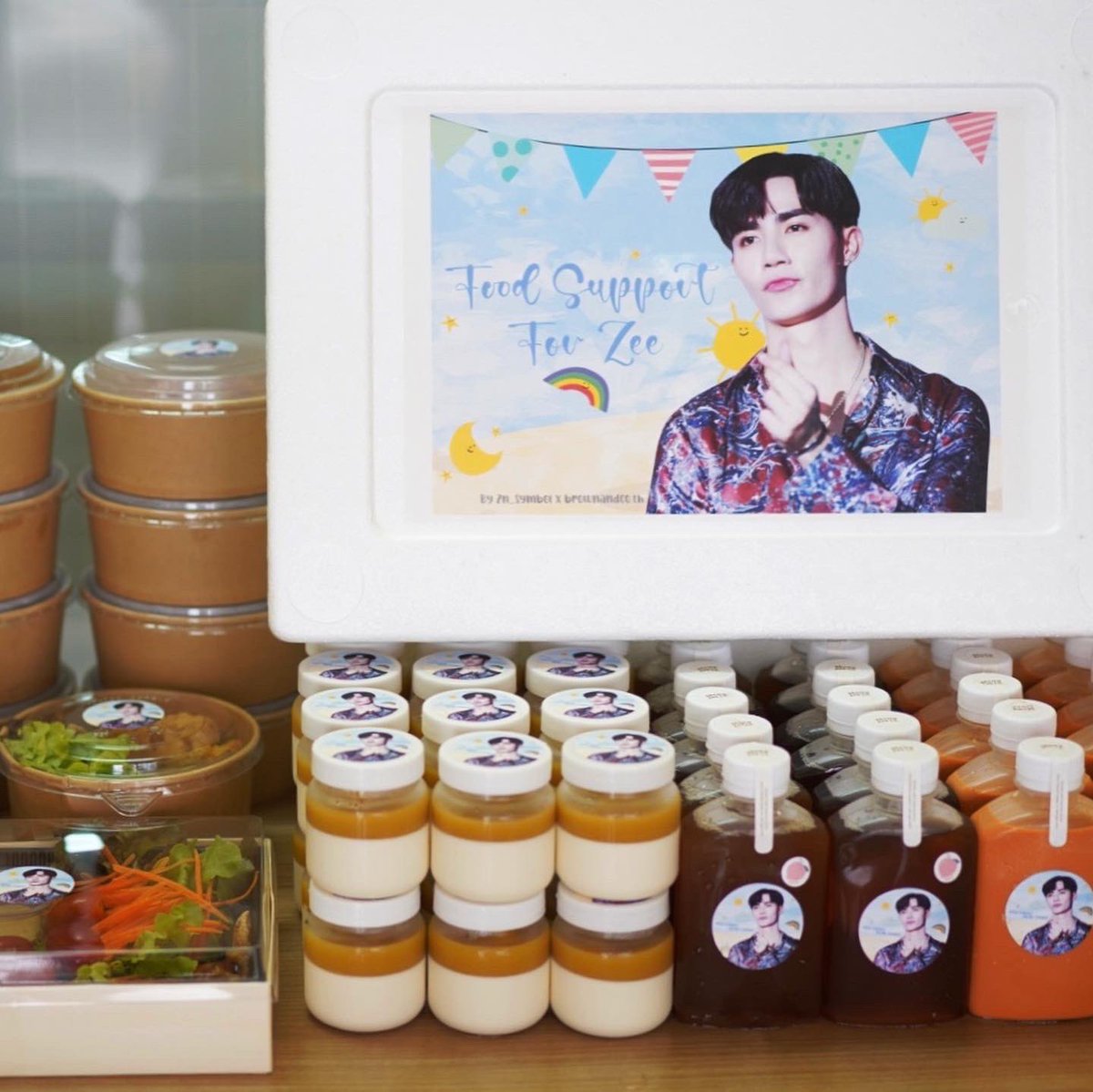 brownandco_th's tweet photo. Thank you big order from K. @zeepruk Fanclub send to yesterday ka🙏🏻🥰
Menu:
🍝 Spaghetti Tomato Sauce with Shrimp 
🧇 Nutella and Strawberry Croffle 
🍮 Pannacotta with Mango Sauce
#foodsupportศิลปิน #foodsupportthailand #ZeePruk #ZeeMeShowConCert #ซีพฤกษ์30ยังแจ๋ว #ซีพฤกษ์ https://t.co/EVy9vo1L9S