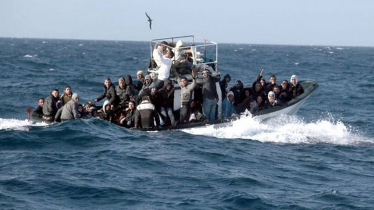 couffinlyon2's tweet photo. nombre de clandestins tunisiens arrivés en italie du 15 août au 8 sept2022, s’élève à 3.730 pers, porte-parole tunisien chargé de la migration qualifie ce chiffre de « terrifiant l'UE propose d'”attirer les compétences et les talents vers l’UE”🤣https://t.co/XNPovfP2nF #shemsFM https://t.co/pFjoy2fNwN