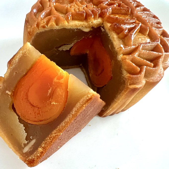 家に月餅しかないけど月餅だけは5箱もある。文化なのでしゃーないけど、まふゆさんこれ貰ってもあんまりテンション上がらないので干し鮑とかフカヒレに変更する取引先が出てこないかしらって毎年密かに思ってるけど、通じないものですわね。