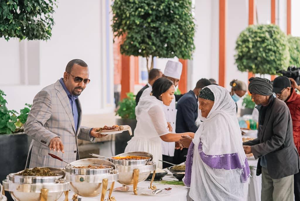 BikiltuMosisa1's tweet photo. ደግነቱ ቁጥር ስፍር ያልተገኘለት ማለቂያ የሌለው ነው‼️ 
እንዲህ ያለ ለህብረተሰቡ ደጀን፣ አስታዋሽ፣ አክባሪ እና ዘካሪ መሪ አይተን አናውቅም ❗️ እናመሰግናለን የድሆች አባት አብያችን! https://t.co/7NNIqgNfYv