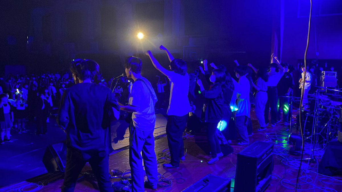 RaibusaiPaPa's tweet photo. 軽音部は今日のためにあると言っても過言ではない。
最高の音楽と最高の仲間。先輩を思う後輩たちの仕事ぶり。そして今日この場を共有した全ての人たち。
こみ上げる言葉は「ありがとう」 https://t.co/4Rl9WJPXj4