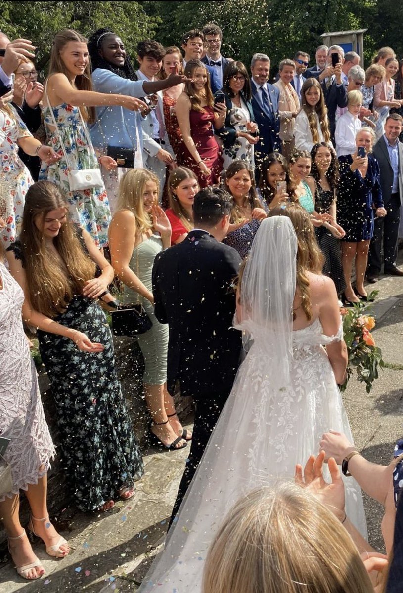 GeorginaSoprano's tweet photo. The first of four sisters is married!! <3 @podd_olivia https://t.co/C0O3DQe049