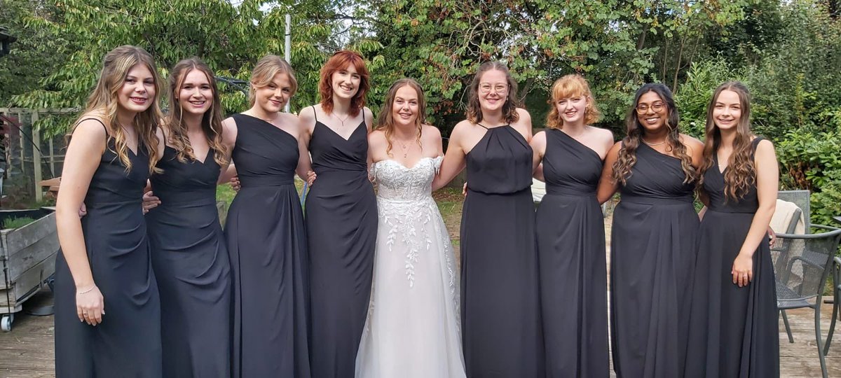 GeorginaSoprano's tweet photo. The first of four sisters is married!! <3 @podd_olivia https://t.co/C0O3DQe049
