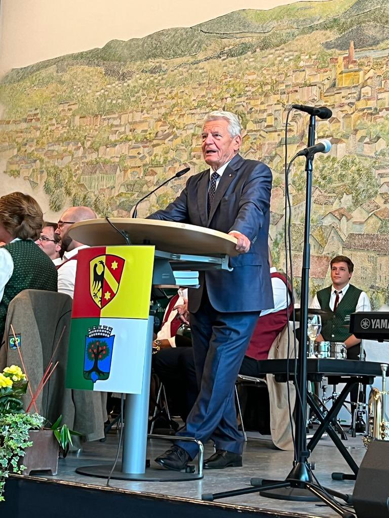klausholetschek's tweet photo. Heute in Vertretung von Bayerns Ministerpräsident Markus Söder gemeinsam mit Bundespräsident a.D. Joachim Gauck und dem Oberbürgermeister der Stadt #Kaufbeuren Stefan Bosse beim Festakt zu 75 Jahre #Neugablonz u.a. mit einem tollen Mundartstück von Michael Siegmund. https://t.co/IKYbi4P2w2