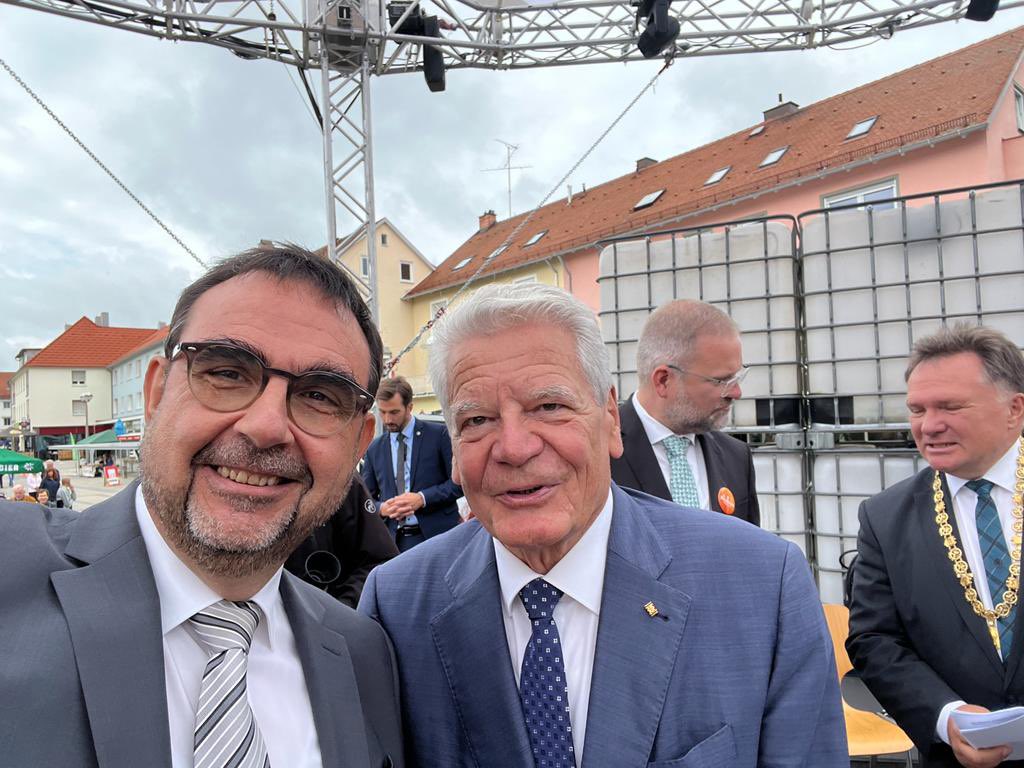 klausholetschek's tweet photo. Heute in Vertretung von Bayerns Ministerpräsident Markus Söder gemeinsam mit Bundespräsident a.D. Joachim Gauck und dem Oberbürgermeister der Stadt #Kaufbeuren Stefan Bosse beim Festakt zu 75 Jahre #Neugablonz u.a. mit einem tollen Mundartstück von Michael Siegmund. https://t.co/IKYbi4P2w2