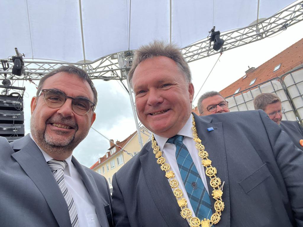 klausholetschek's tweet photo. Heute in Vertretung von Bayerns Ministerpräsident Markus Söder gemeinsam mit Bundespräsident a.D. Joachim Gauck und dem Oberbürgermeister der Stadt #Kaufbeuren Stefan Bosse beim Festakt zu 75 Jahre #Neugablonz u.a. mit einem tollen Mundartstück von Michael Siegmund. https://t.co/IKYbi4P2w2