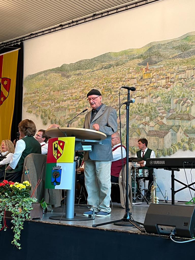 klausholetschek's tweet photo. Heute in Vertretung von Bayerns Ministerpräsident Markus Söder gemeinsam mit Bundespräsident a.D. Joachim Gauck und dem Oberbürgermeister der Stadt #Kaufbeuren Stefan Bosse beim Festakt zu 75 Jahre #Neugablonz u.a. mit einem tollen Mundartstück von Michael Siegmund. https://t.co/IKYbi4P2w2