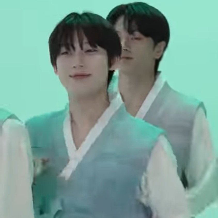 softlysunoo's tweet photo. just sunoo tiny dancing at the back! 😆 https://t.co/CerjVVbenx