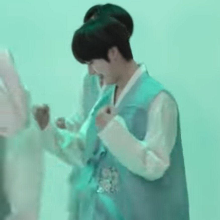 softlysunoo's tweet photo. just sunoo tiny dancing at the back! 😆 https://t.co/CerjVVbenx
