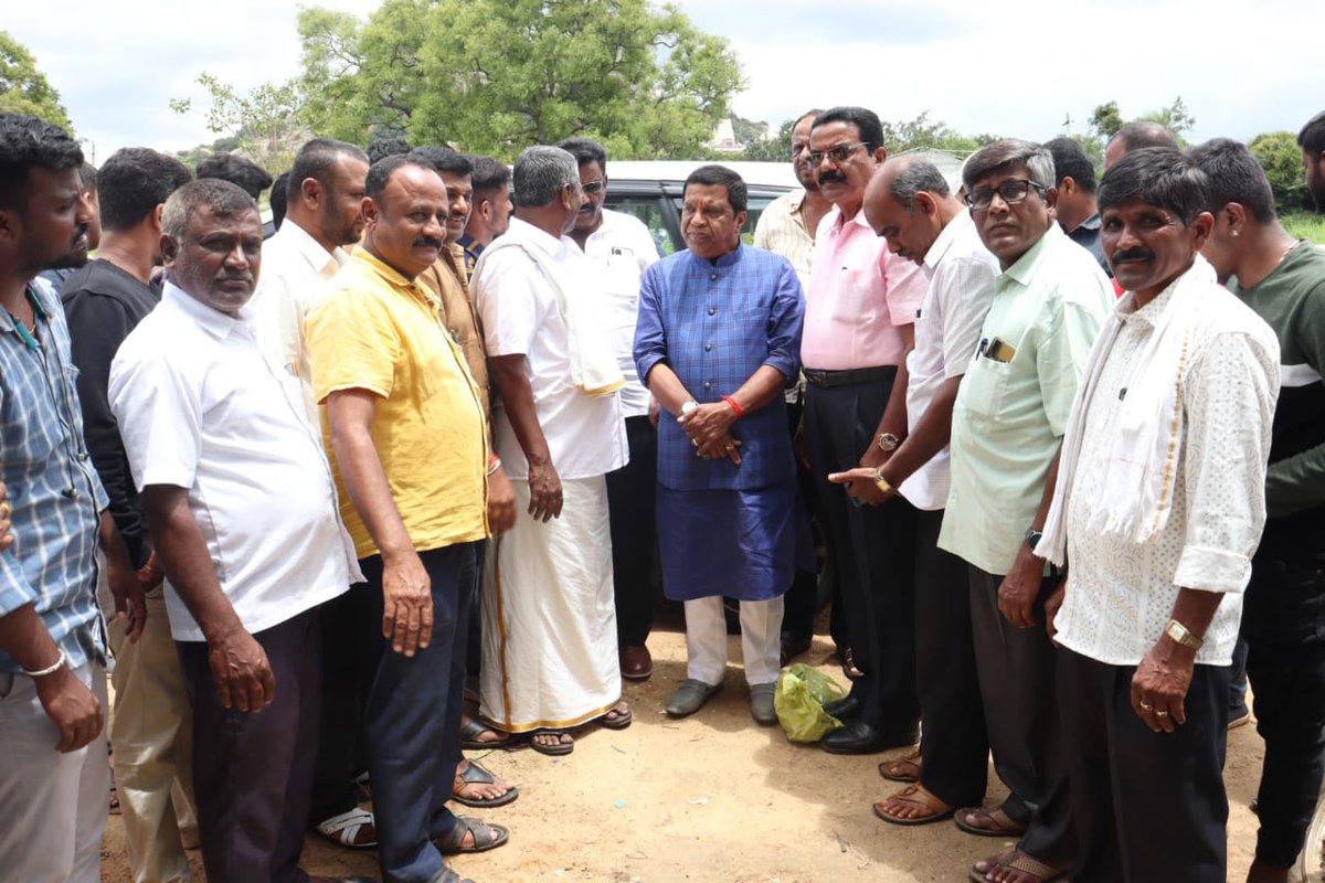 LRSMandyaExMP's tweet photo. ಬೆಳ್ಳೂರು ಹೋಬಳಿಯ ಚುಂಚನಗಿರಿ ಭುಕ್ತಿ ಮನೆಯಲ್ಲಿ ನಡೆದ ಸಿದ್ದಾಪುರ ಗ್ರಾಮದ ರತೀಶ್ ಅವರ ಮಗುವಿನ ನಾಮಕರಣ ಕಾರ್ಯಕ್ರಮದಲ್ಲಿ ಭಾಗವಹಿಸಿದ ಸಂದರ್ಭ.
#LRShivaramegowda #lschethangowda #LRS #belluru #siddapura https://t.co/gvwJubT7ky