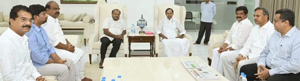 JDs_Yuvapade's tweet photo. ಮಾಜಿ ಮುಖ್ಯಮಂತ್ರಿ *ಶ್ರೀ ಹೆಚ್.ಡಿ.ಕುಮಾರಸ್ವಾಮಿ* ಅವರು ಹೈದರಾಬಾದ್ ನಲ್ಲಿ ಇಂದು ತೆಲಂಗಾಣ ಮುಖ್ಯಮಂತ್ರಿ *ಶ್ರೀ ಕೆ. ಚಂದ್ರಶೇಖರ್ ರಾವ್* ಅವರನ್ನು ಭೇಟಿಯಾಗಿ ಮಹತ್ವದ ಮಾತುಕತೆ ನಡೆಸಿದರು.

ಈ ಭೇಟಿ ತೆಲಂಗಾಣ ಮುಖ್ಯಮಂತ್ರಿಗಳ ಅಧಿಕೃತ  ಕಾರ್ಯಾಲಯ ಪ್ರಗತಿ ಭವನದಲ್ಲಿ ನಡೆಯಿತು. https://t.co/0VQY3PGL1o