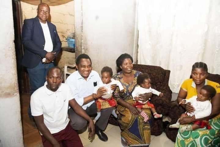 Mwebantu's tweet photo. #TRENDING

#Mwebantu, if confidence was a person. The man of the house, casually rested his arm on the President's @HHichilema leg. #Zambia https://t.co/KG5Ml4rmnj
