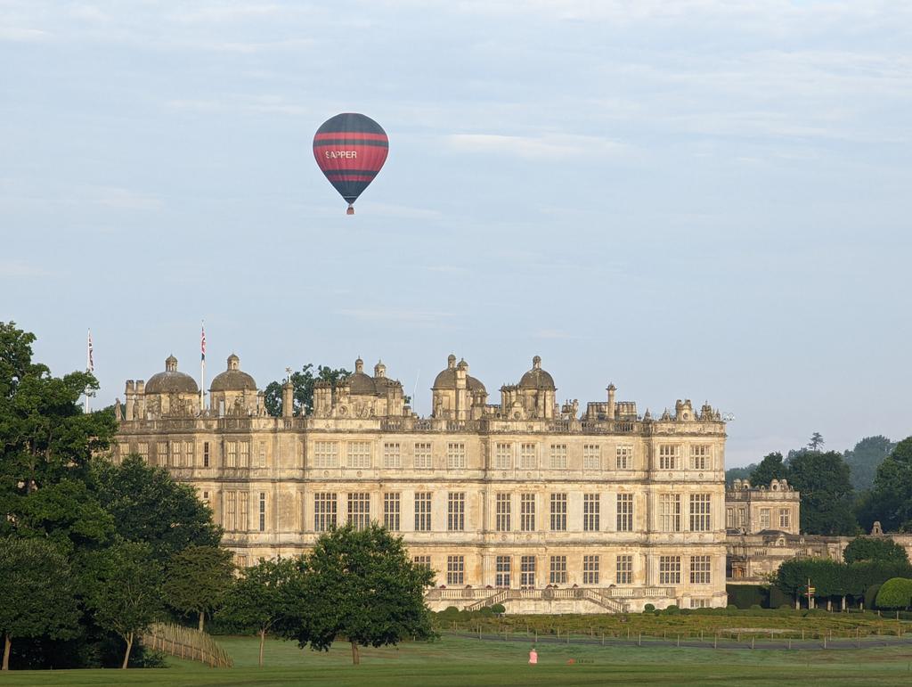 MickTyler5's tweet photo. Worth the 0530 start to see the Sapper balloon over Longleat House this morning. #proudsappers @CorpsColRE @ArmySgtMajor https://t.co/fKuwaHJ4LZ