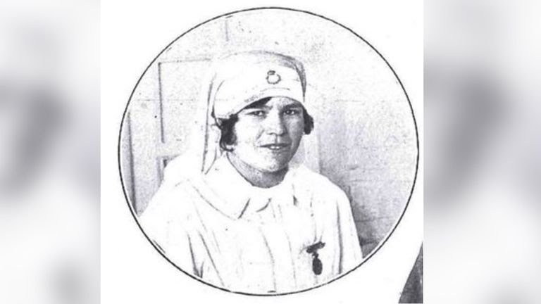 PlataformaMill1's tweet photo. Sobrevoló el campo de batalla en la #GuerraDelRif. Ella es la #Lucense ELVIRA LÓPEZ MOURÍN, primera enfermera en participar en un vuelo militar en España.
https://t.co/TQfriolvKT https://t.co/f3AI5rlPu2