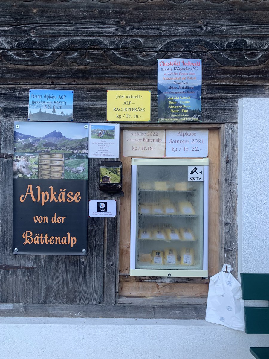 Швейцарийн тосгонд өөрсдийн хийсэн чийзээ ингээд зарж байна. Дуртайгаа сонгож аваад мөнгөө хайрцагт хийгээд боллоо. Хэн ч цагаа зарцуулж худалдаж, хянаж суухгүй, зүгээр гудамж руу харуулаад ингээд байрлуулжээ. Тайван, амгалан итгэлцэл бүхий орчин 🫠