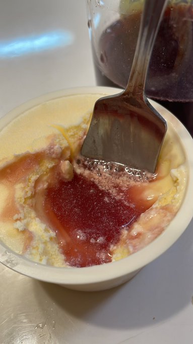 スーパーカップに神戸赤ワインかけて食ってる 