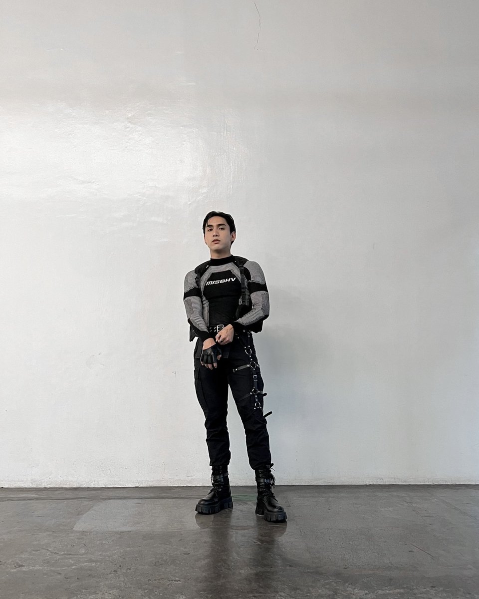 pov: those idols who take pics before their stage.