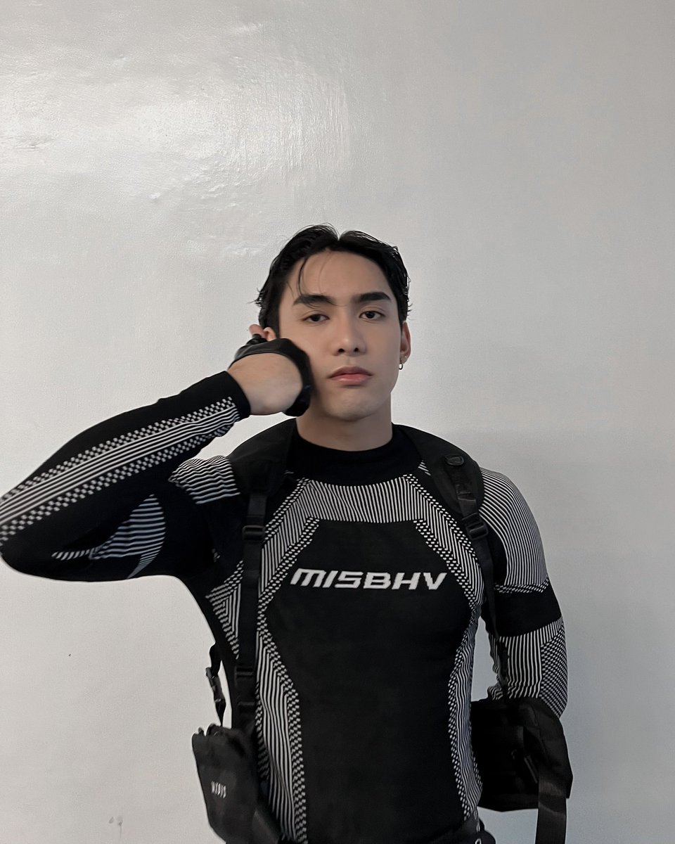 JoshuaDecena_'s tweet photo. pov: those idols who take pics before their stage. https://t.co/CePvS0FcAj