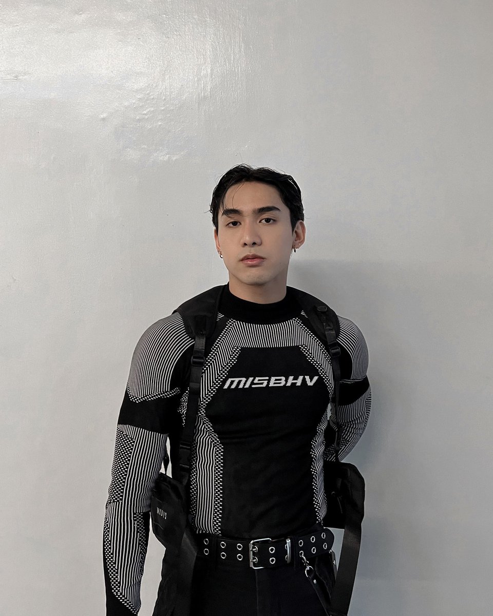 JoshuaDecena_'s tweet photo. pov: those idols who take pics before their stage. https://t.co/CePvS0FcAj