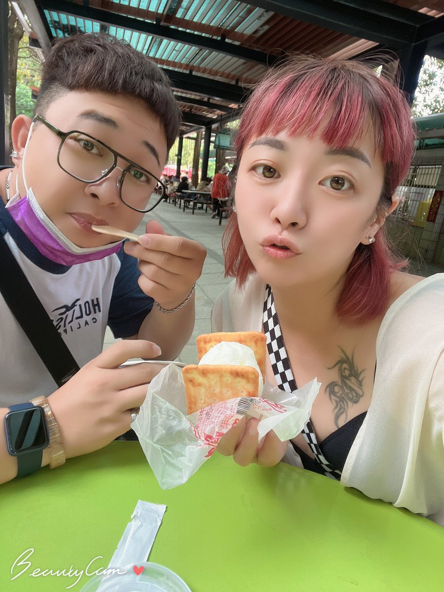 上次專程去吃🌈冰淇淋🍦這次改去吃糖廠冰，說真的算平價，說好吃是還好，但可以消暑有機會可以來吃看看，很多人都買一整箱回家他有附保麗龍箱。
#溪湖糖廠 https://t.co/lN7OqRb9fa