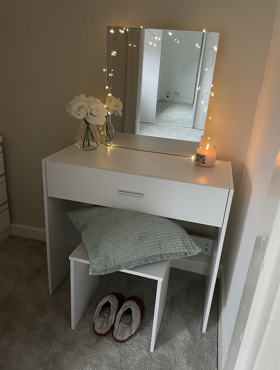 NikkiMcNeil1's tweet photo. Still got some finishing touches to do but so happy with our bedroom progress so far ⚡️🤍 https://t.co/ip42NTXW9v