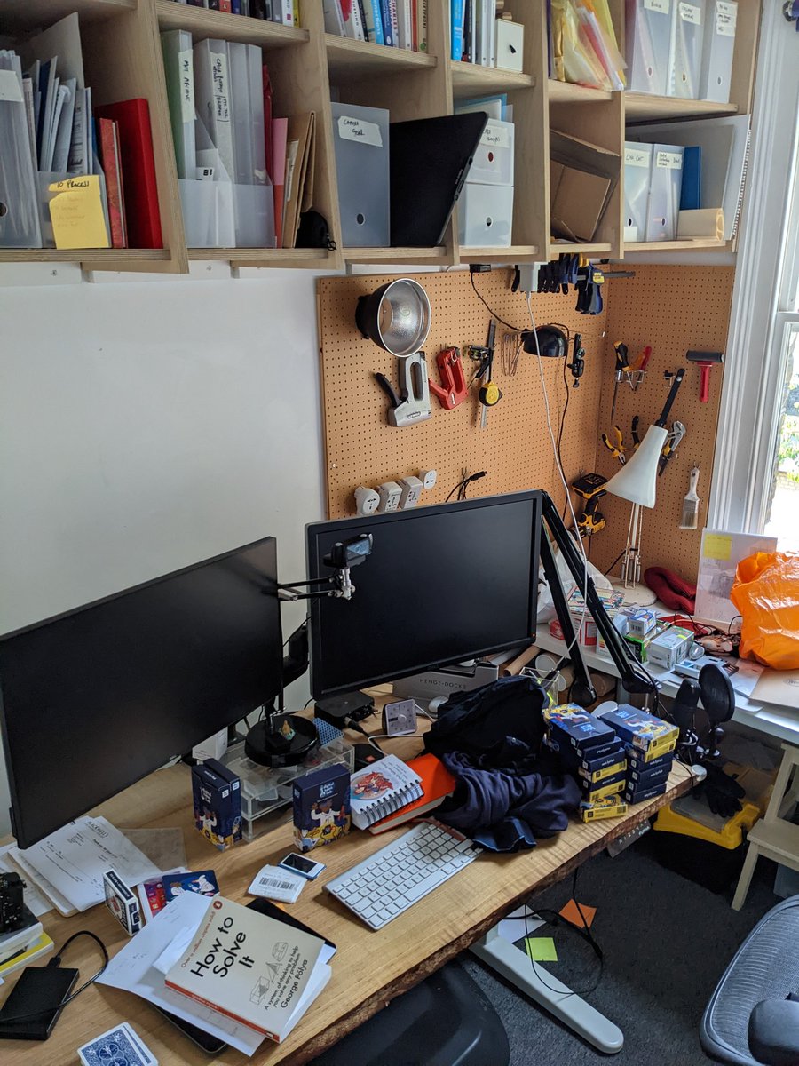Messy desk 😵‍💫