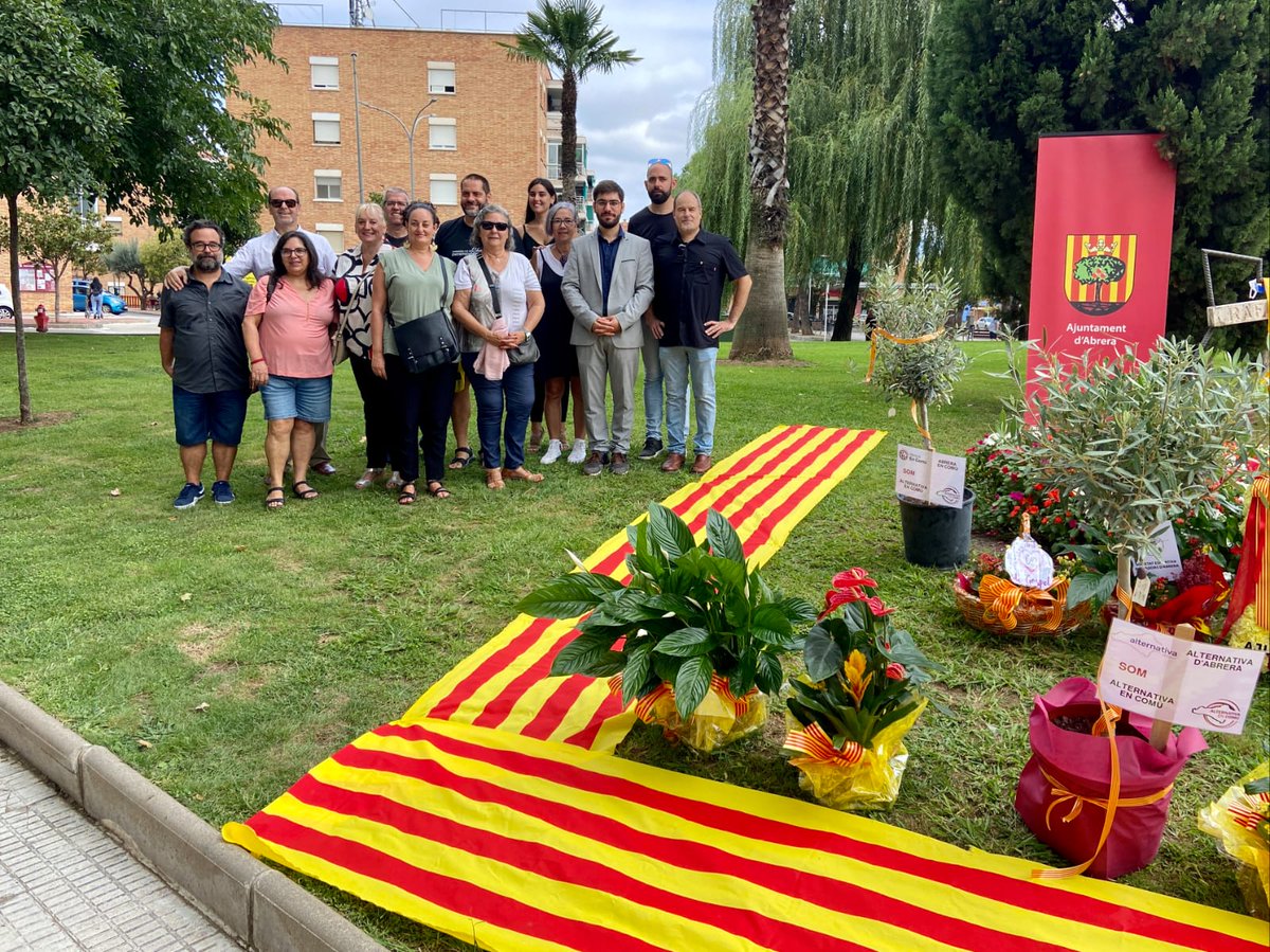 Imatges de la nostra participació en l'ofrena floral institucional de la Diada Nacional de Catalunya a #Abrera.

Després ens hem juntat amb una representació dels companys i companyes d'<a href="/AdA_Abrera/">Alternativa d'Abrera</a> amb els que estem construint <a href="/ComuAlternativa/">Alternativa En Comú</a>