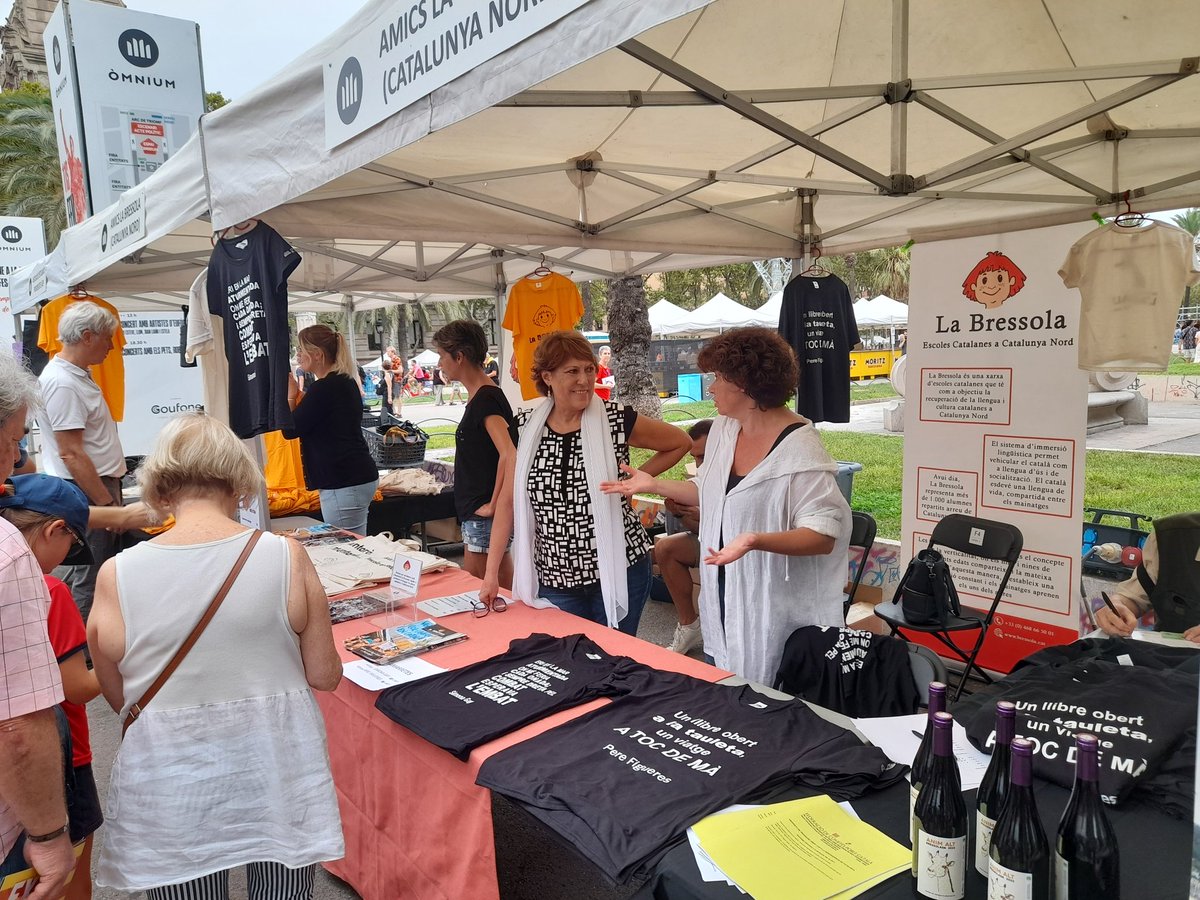 DonesRepublica's tweet photo. "Eri en la mar aturmentada on me feria cada onada; i sempre dreta pel combat esperava l'embat"
Simona Gay 

Samarreta 💜💜💜 de @LaBressola @amicsbressola que trobes avui a la Fira d'Entitats d'@omnium 

#11S2022 
Bona #Diada2022! https://t.co/CEhDmjsI6s