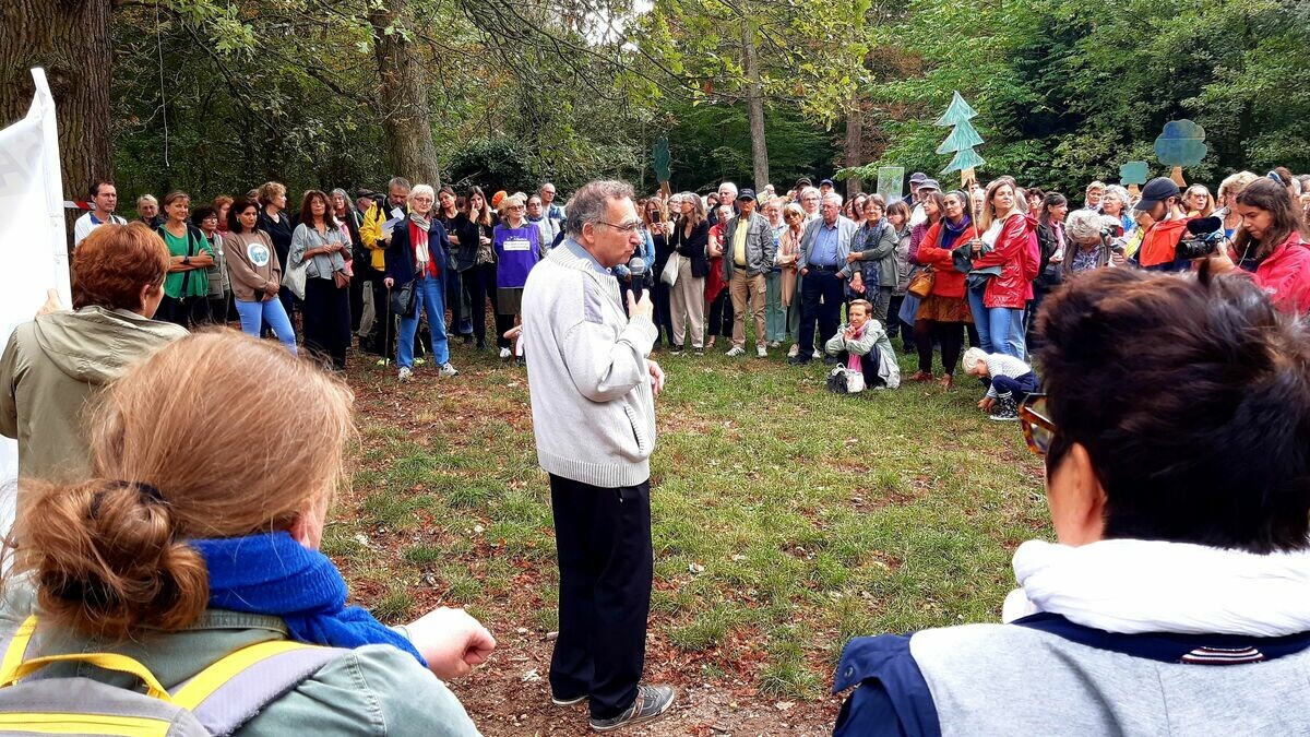 leparisien_94's tweet photo. Prolongement de la ligne 1 du métro : nouvelle manifestation des défenseurs du bois de Vincennes contre «l’abattage de centaines d’arbres»
➡️ https://t.co/9awywsain1 https://t.co/rb75bKD73f