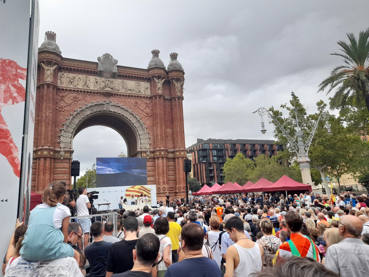 "Eri en la mar aturmentada on me feria cada onada; i sempre dreta pel combat esperava l'embat"
Simona Gay 

Samarreta 💜💜💜 de <a href="/LaBressola/">La Bressola</a> <a href="/amicsbressola/">Amics de la Bressola</a> que trobes avui a la Fira d'Entitats d'<a href="/omnium/">Òmnium Cultural</a> 

#11S2022 
Bona #Diada2022!