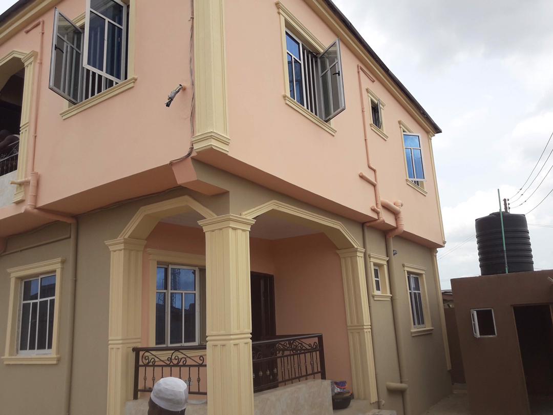Equitytrustppty's tweet photo. FOR URGENT SALE!!!!

*5 UNITS OF 2 BEDS 
*2 UNITS OF MINI FLAT
*1 ROOM SELF 
ON 750 Sqm of land 
DOC::  C OF O  
Price: #95m Asking 
DOPEMU LAGOS.
Equity Trust Properties: 
08148292229,
08039193091 https://t.co/3azUde4wS1