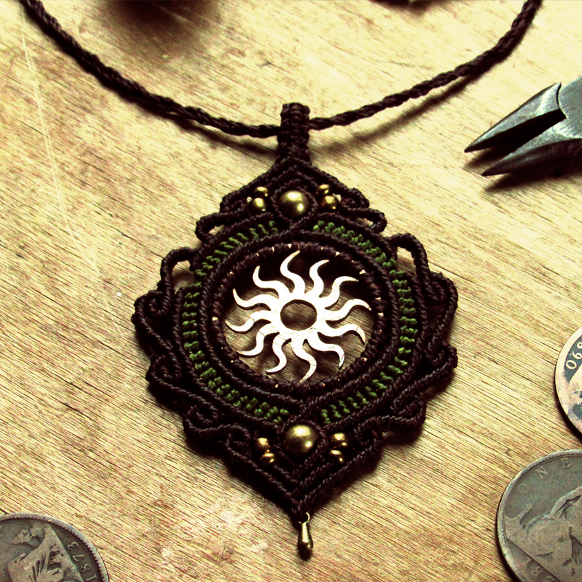BootlegPirates1's tweet photo. An old Victorian penny cut by hand with a handsaw into a beautiful sun design, wrapped in a macramé pendant.
https://t.co/LPoG4OGOJd
#Jewelry #HandMadeJewelry #Jewellery #PirateJewellery #HandCutCoin #ShopSmall #ShopIndie #UKSmallBiz #UKCraft #Macramé #Necklace https://t.co/GmH8Zh09Gq