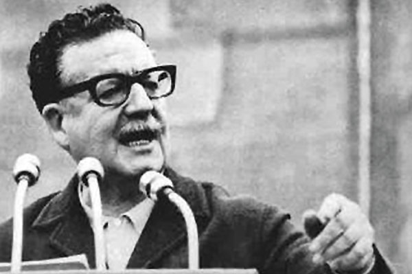 “Sono pronto a resistere con ogni mezzo, anche a costo della vita, in modo che ciò possa costituire una lezione nella storia ignominiosa di coloro che hanno la forza ma non la ragione.”
#SalvadorAllende 
(26/06/1908 - 11 settembre 1973)