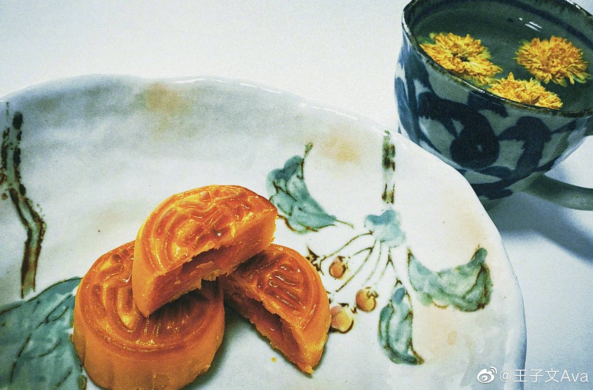 220910 — weibo update 

“eat mooncakes on the full moon”

#WangZiwen #王子文