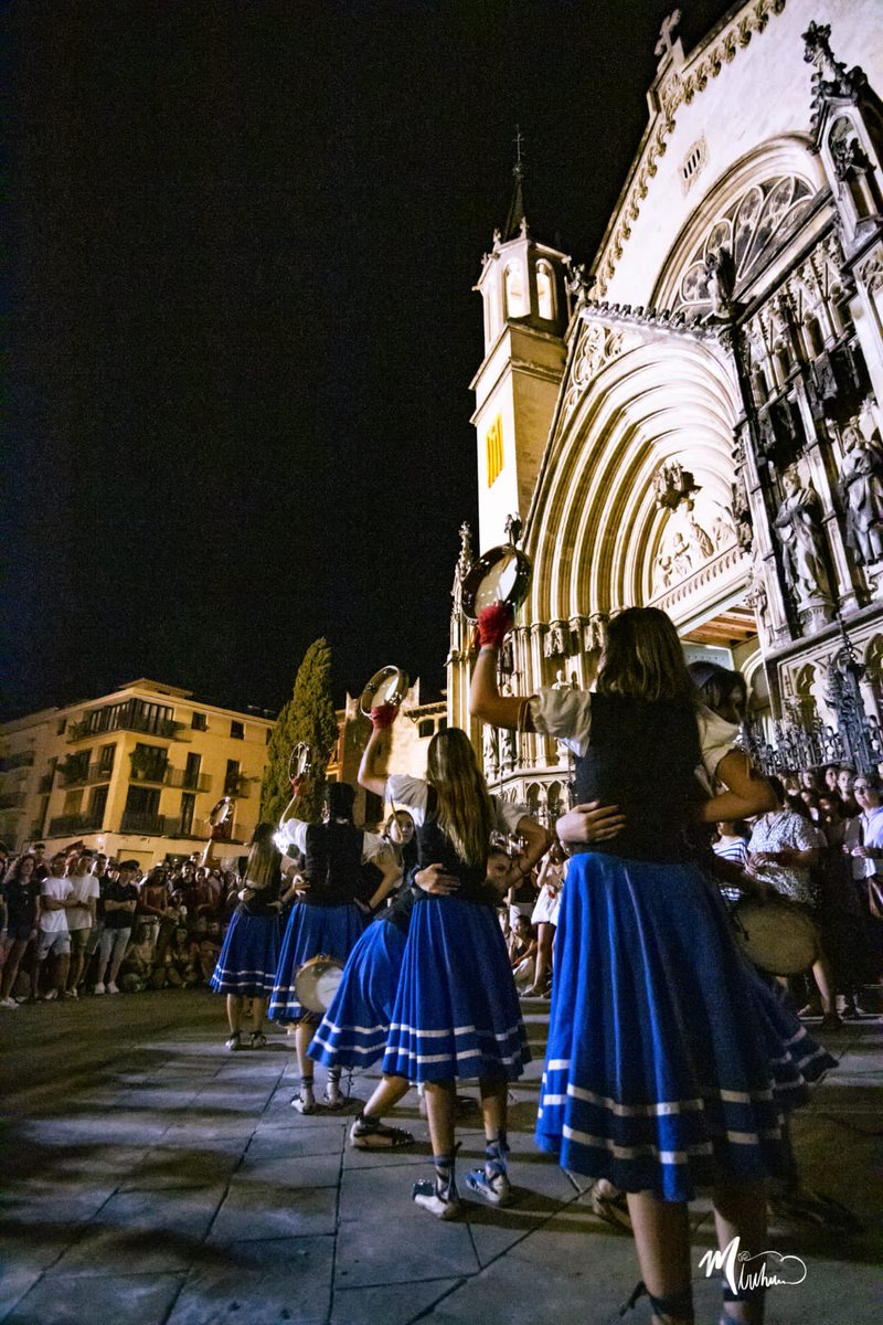 El ball de panderetes us desitja una bona diada! ✨❤️  #Diada2022 
📸: @mimi