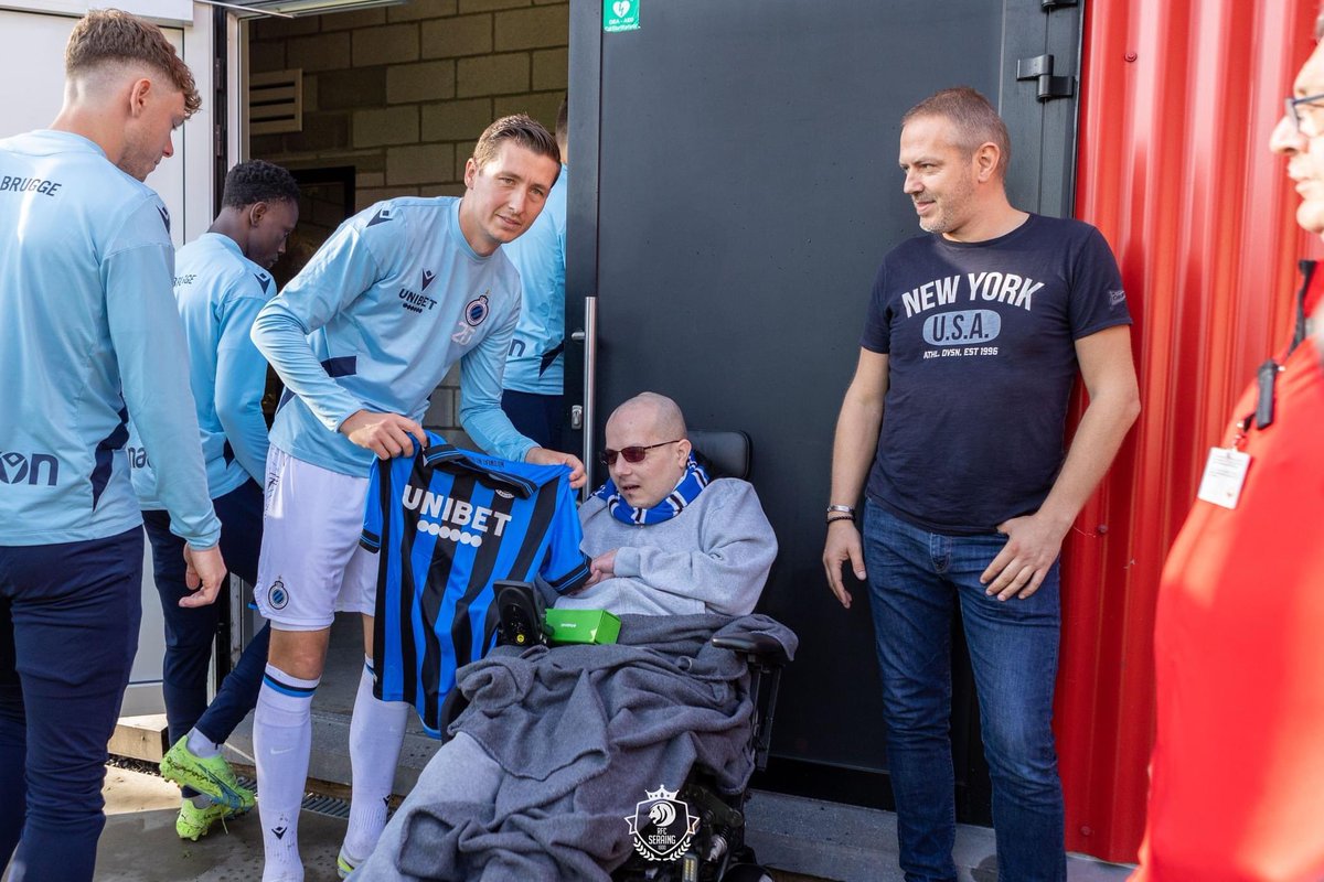 RfcSeraing167's tweet photo. ❤️🖤💙🖤 Ce samedi, avant la rencontre face au @ClubBrugge, un hommage a été rendu à Maxime Pans, policier liégeois grièvement blessé par balles en 2019, lors d'une intervention.
#SERCLU #SERBRU https://t.co/BvOVcewyjo