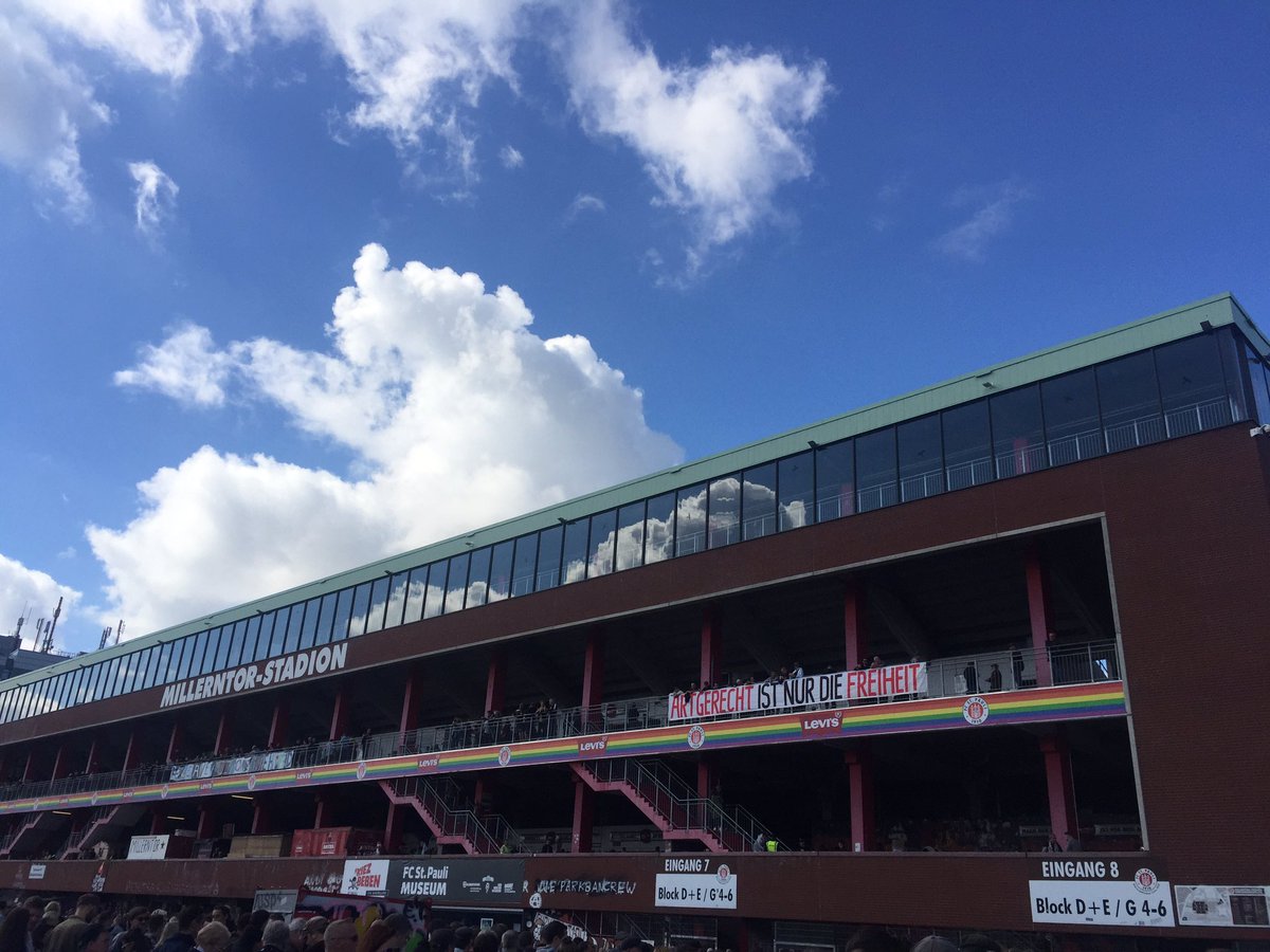 St. Pauli dikenal sebagai salah satu klub paling progresif di Eropa. Klub dengan segala keterbukaannya, klub yang berani “melawan”.

Lantas, seperti apa rasanya menonton laga mereka? Saya, <a href="/bergasss/">Bergas</a>, mencoba menceritakan pengalaman menonton laga vs Sandhausen kepada kalian.
