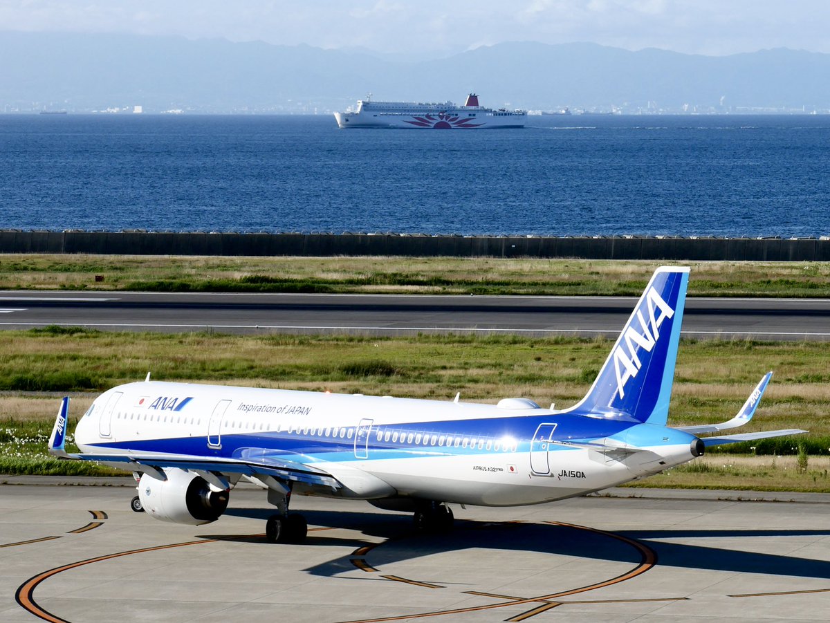 yossyB6's tweet photo. さんふらわあの太陽に負けじと
光り輝くA321✨✨
予約画面を見ると朝のHND便は
10月は基本びーろく
ところによりA321
そして10月末の冬スケからはB737-800に
どんどん機材縮小
またシップチェンジとかあるかな
コロナ前はB777が飛んでたのにね
#ana
#flyana
#ja150a
#ソラマニ_ヒコーキ
#ukb https://t.co/PVyE1oHH9Z