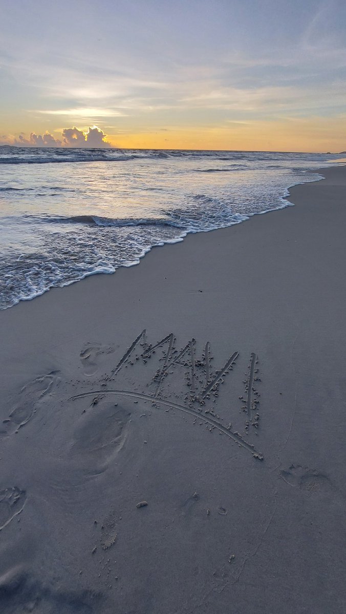 Buenos días! Feliz domingo. Les dedico este amanecer desde Playa El Agua, Margarita