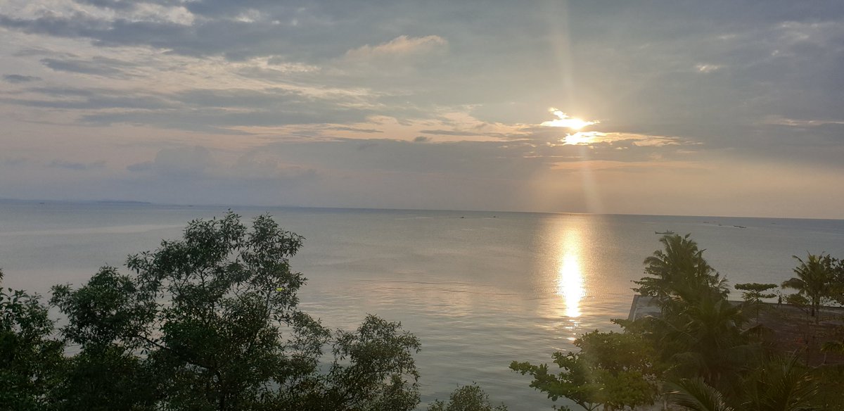 Indahnya sunset di Pulau Belitong.