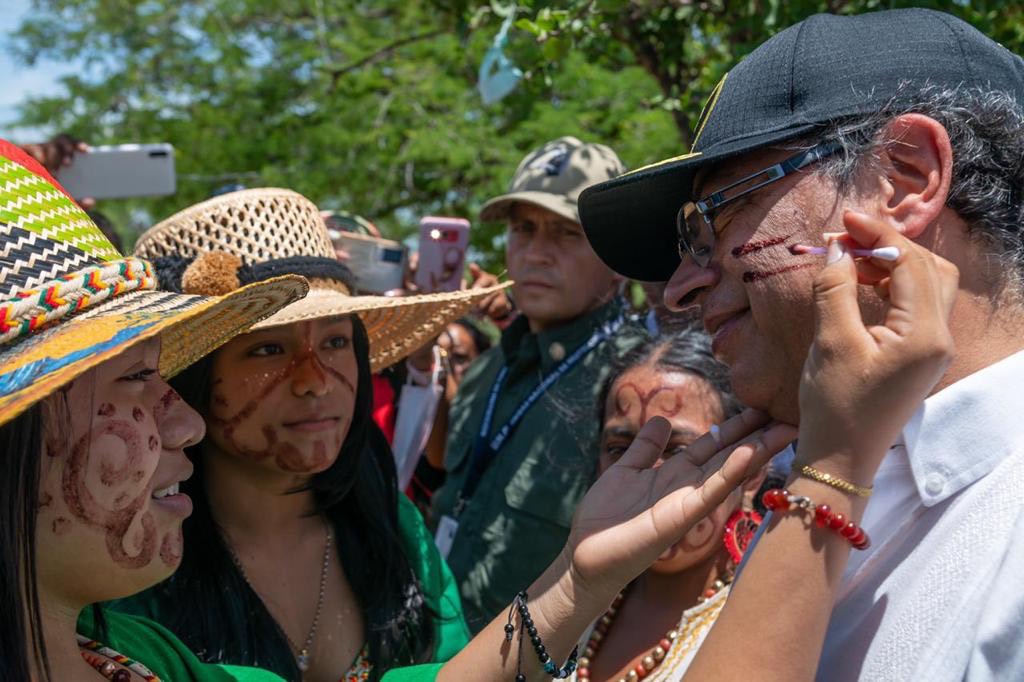 petrogustavo's tweet photo. En la Guajiria. Uribia.

Agua, educacion y sol vuelto energía, la base de un nuevo desarrollo donde el propietario y el fin del desarrollo sea la misma comunidad Wayúu. https://t.co/tz1J9T4czp