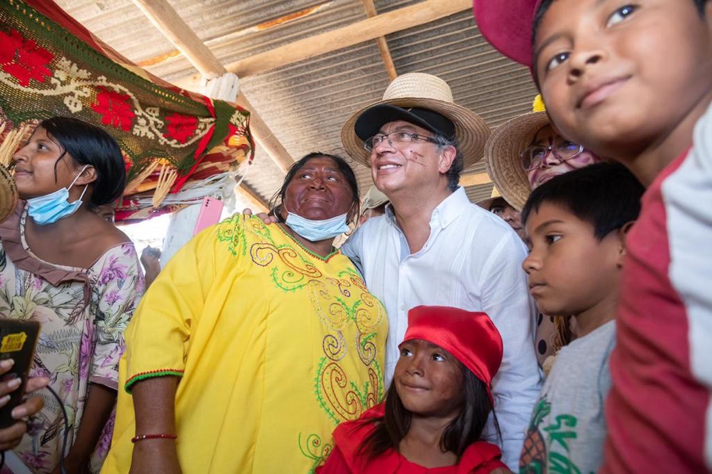 petrogustavo's tweet photo. En la Guajiria. Uribia.

Agua, educacion y sol vuelto energía, la base de un nuevo desarrollo donde el propietario y el fin del desarrollo sea la misma comunidad Wayúu. https://t.co/tz1J9T4czp