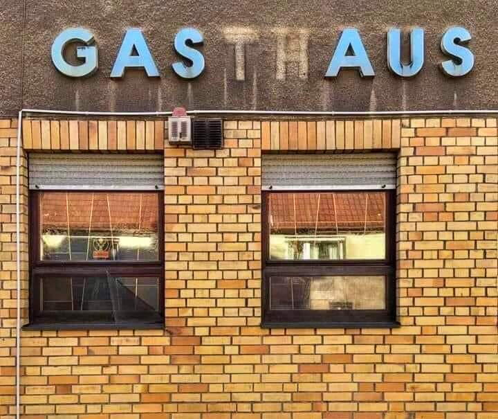 NEULICH IM GASTHAUS

Als der Wirt die Rechnung bringt, sagt Robert #Habeck:Es ist nicht so, dass ich die Zeche prelle. Ich werde nur nicht bezahlen.
Der Wirt reicht die Rechnung dem Kanzler weiter. Olaf #Scholz darauf: „Ich kann mich nicht erinnern, hier etwas bestellt zu haben!“