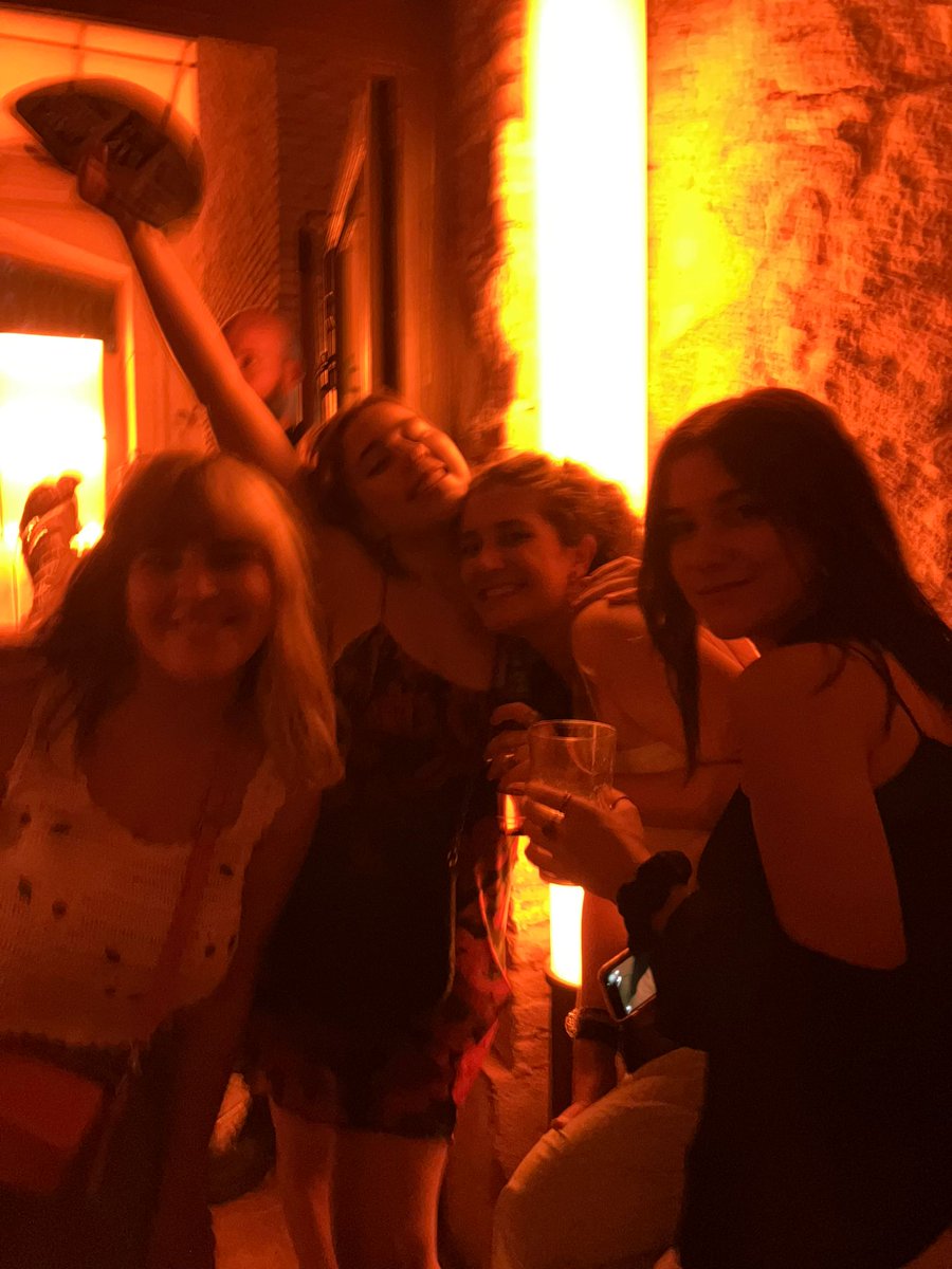 PILLAN A Isitacamisita saliendo de su casa