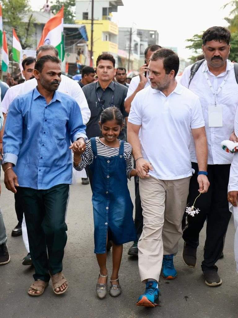 POONAMSINGH_STN's tweet photo. ममत्व,प्रेम और भाईचारा
यही संदेश हमारा...
#BharatJodoYatra 

@bharatjodo @RahulGandhi @digvijaya_28 @pcsharmainc https://t.co/Z0xvHoLXhi