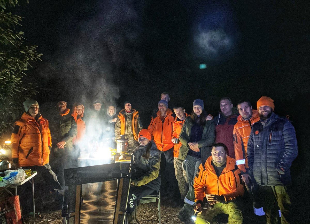 Мы ехали на поиск и думали, что на дедушку, пропавшего в лесу неделю назад, приедет максимум две двойки. Но вас было 15 человек ❤️
Спасибо, вы фантастические люди!

Поиск продолжается lizaalert.org/forum/viewtopi…