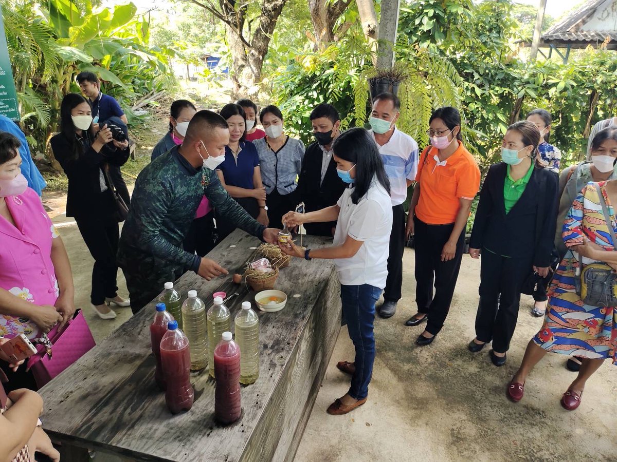 PRMTB23's tweet photo. #มทบ23
#โครงการทหารพันธุ์ดี มทบ.23 ถ่ายทอดความรู้สู่ประชาชนให้คณะครูและบุคลากรทางการศึกษา รร.เทศบาล 1 (สำนักงานฉลากกินแบ่งอุปถัมภ์) จำนวน 53 คน ผ่านฐานการเรียนรู้ต่างๆ เป็นการถ่ายทอดศาสตร์พระราชาตามหลักปรัชญาของเศรษฐกิจพอเพียง ขยายผลต่อยอดสู่ชุมชน
#ค่ายศรีพัชรินทร #armyfarm https://t.co/P3duKkXydJ