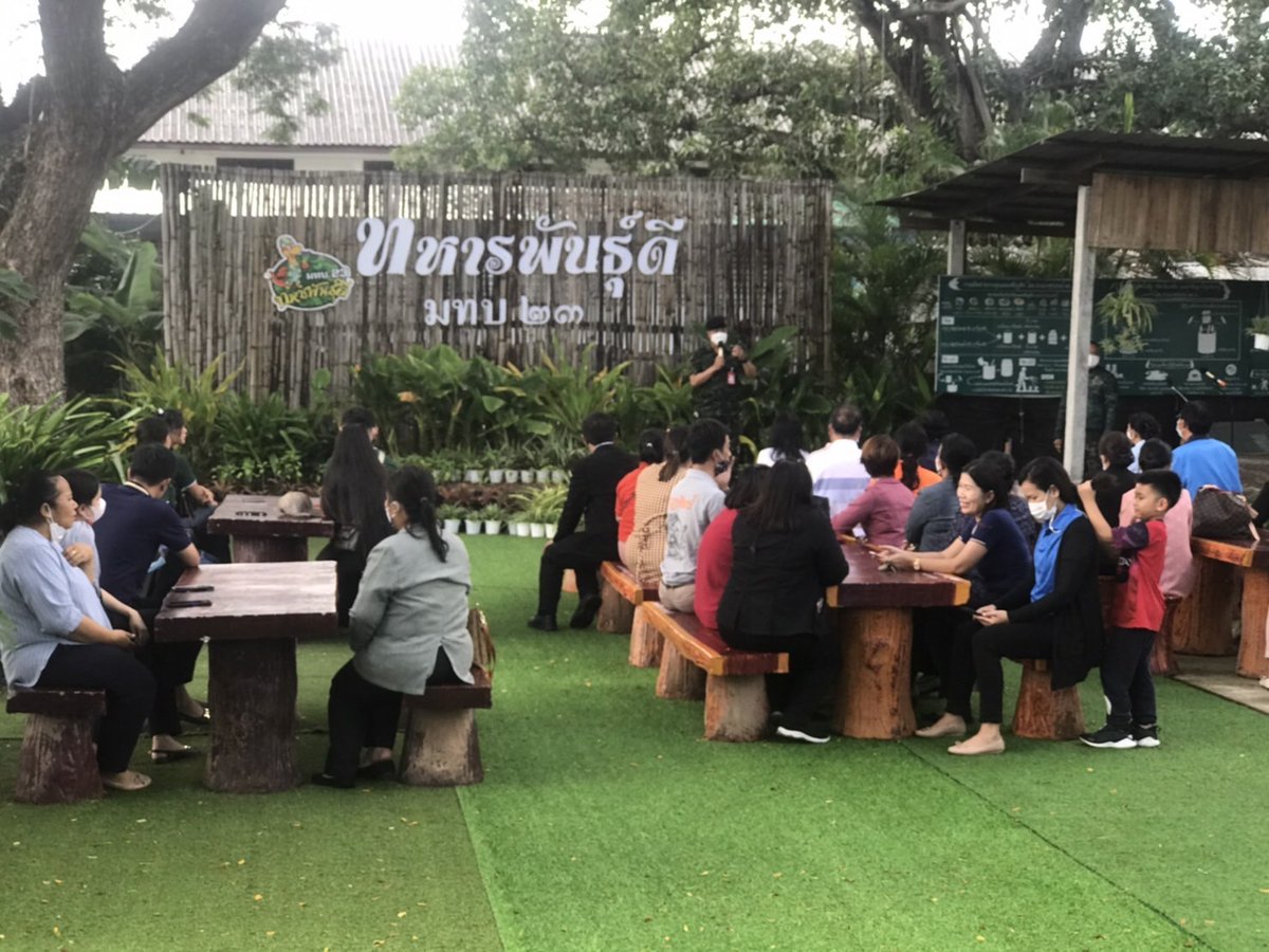 PRMTB23's tweet photo. #มทบ23
#โครงการทหารพันธุ์ดี มทบ.23 ถ่ายทอดความรู้สู่ประชาชนให้คณะครูและบุคลากรทางการศึกษา รร.เทศบาล 1 (สำนักงานฉลากกินแบ่งอุปถัมภ์) จำนวน 53 คน ผ่านฐานการเรียนรู้ต่างๆ เป็นการถ่ายทอดศาสตร์พระราชาตามหลักปรัชญาของเศรษฐกิจพอเพียง ขยายผลต่อยอดสู่ชุมชน
#ค่ายศรีพัชรินทร #armyfarm https://t.co/P3duKkXydJ