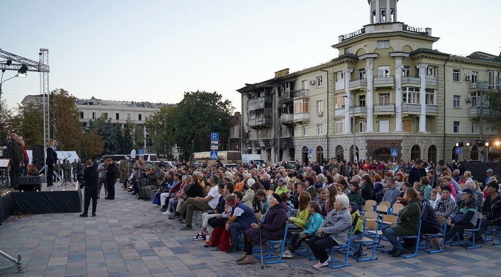 JayinKyiv's tweet photo. Remember the theater in Mariupol that was marked "children" and housed 1300 women,kids and elderly that were sheltering from the war (Russians blew it up anyway)?

Yesterday, barbaric Russians organized a concert in front of it and invited Mariupol's disheveled survivors. https://t.co/61x4D5H4Wc