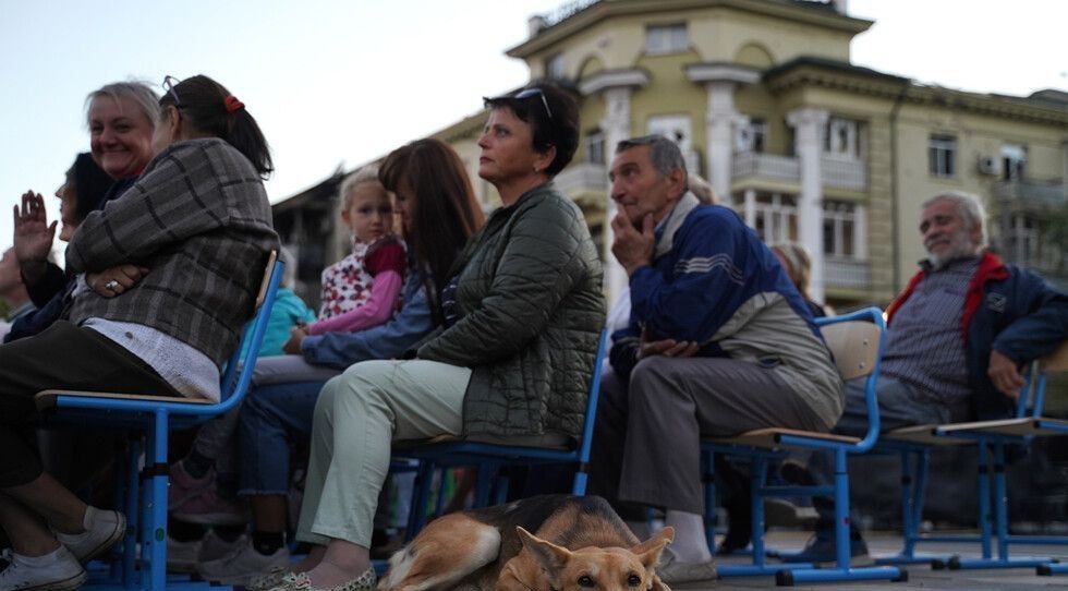 JayinKyiv's tweet photo. Remember the theater in Mariupol that was marked "children" and housed 1300 women,kids and elderly that were sheltering from the war (Russians blew it up anyway)?

Yesterday, barbaric Russians organized a concert in front of it and invited Mariupol's disheveled survivors. https://t.co/61x4D5H4Wc